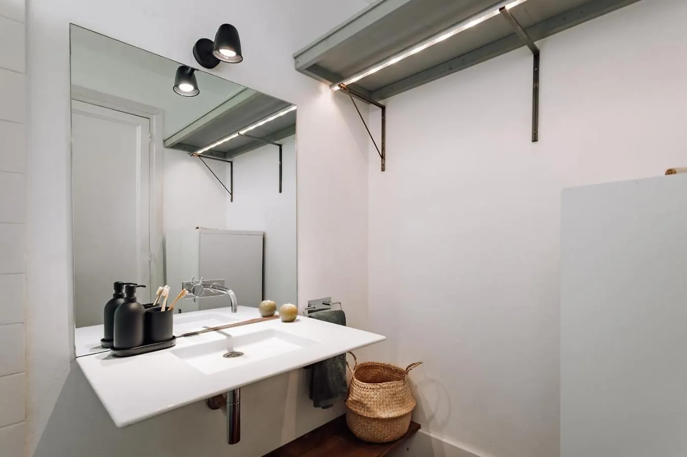 Zuheros - 2 Bedrooms In Eixample Dreta Barcelona Spain