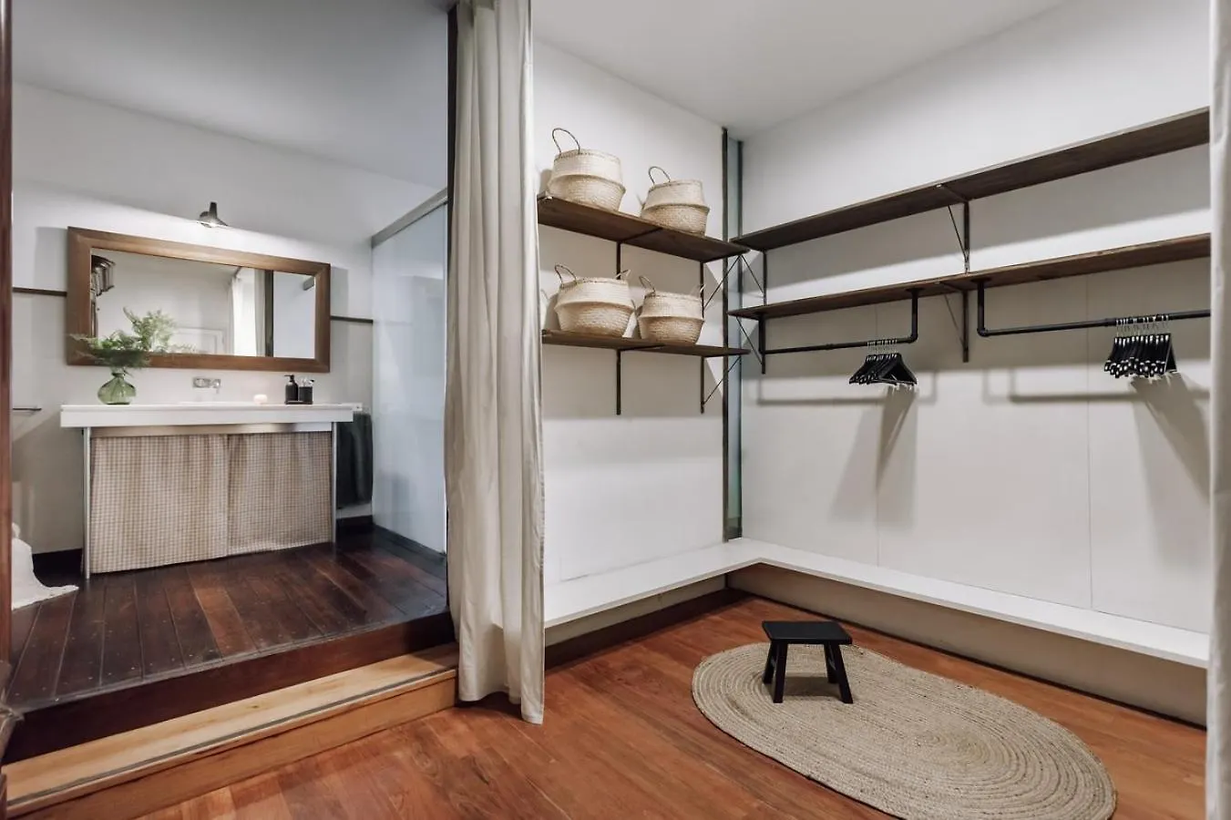 Zuheros - 2 Bedrooms In Eixample Dreta Barcelona 0*,  Spain