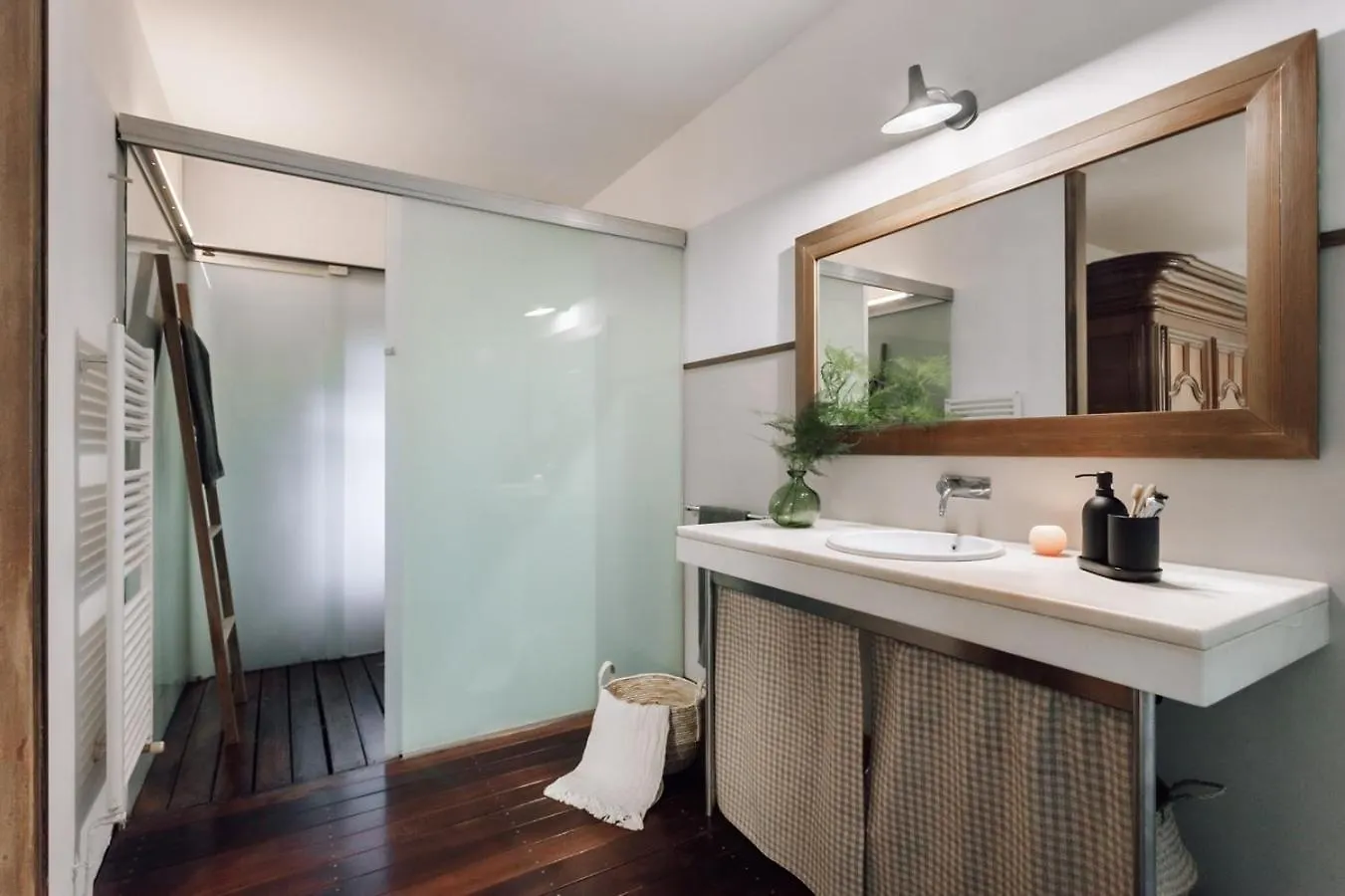 Zuheros - 2 Bedrooms In Eixample Dreta Barcelona